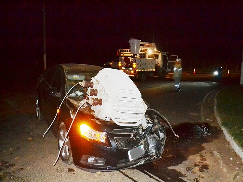 Foto 5 de 8 — Carro acerta poste e transformador despenca em cima do veículo; veja as fotos